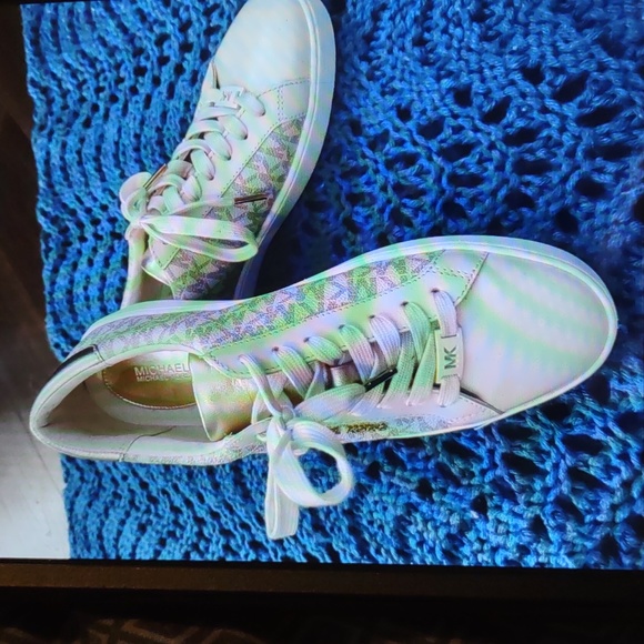 EUC Michael Kors Ivory/ Gold 9 M Women’s Sneakers - Picture 6 of 6